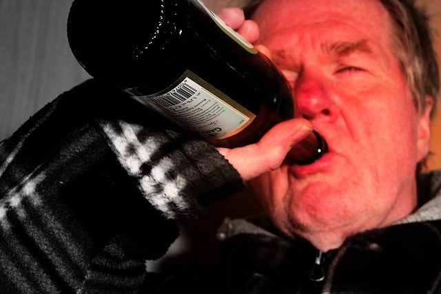 V létě je místo tvrdého alkoholu vhodné pít spíše vinný střik. 