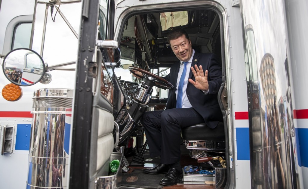 Tomio Okamura si nese životem hluboká traumata z dětství. Mohou i za jeho nenávist vůči uprchlíkům? 