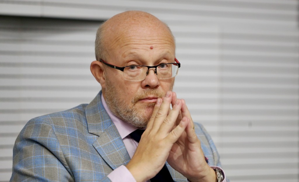 Vedle lékařské profese se Válek věnuje pomoci zrakově postiženým – pravidelně spoluorganizuje Běhy radiologů pro Světlušku