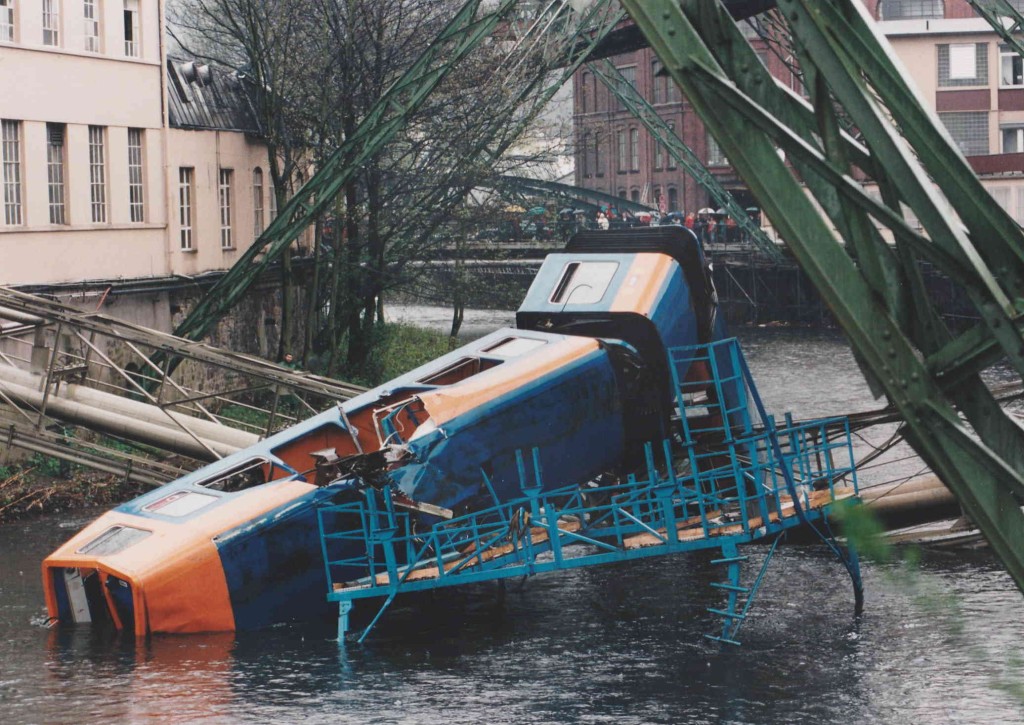 Souprava visuté dráhy se při nehodě v roce 1999 zřítila do řeky Wupper