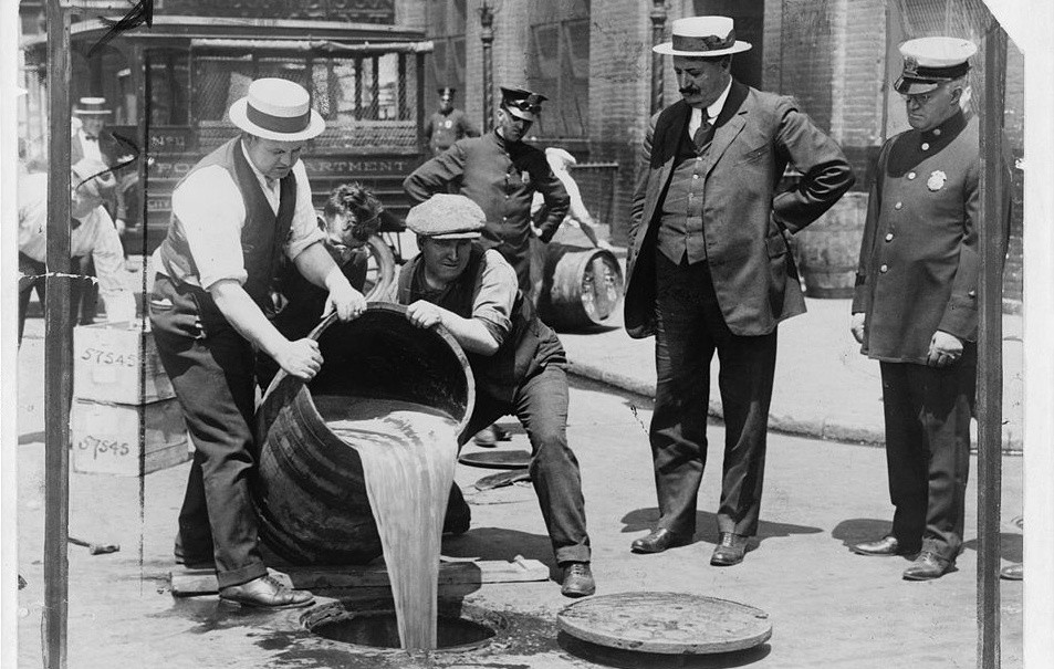 Prohibice byla většinou spíš ke škodě než k užitku. V USA vylévali alkohol do kanálů