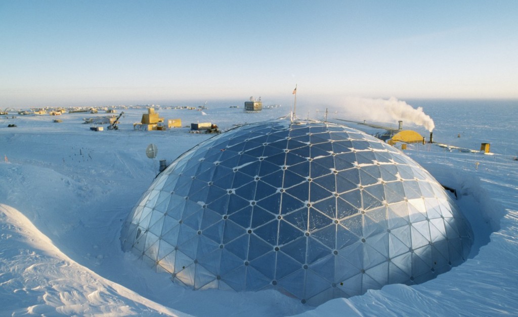 Exteriér geodetické kupole, který pokrývá základní budovy na americké stanici Amundsen-Scott. Pomáhá mapovat nejen okolí