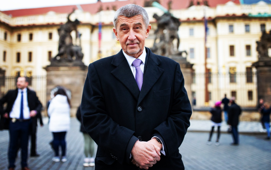 Andrej Babiš hraje s voliči hru na schovávanou. Chce na Hrad, do Strakovky, být opětovně šéfem hnutí ANO, anebo zmizí z politiky úplně? 