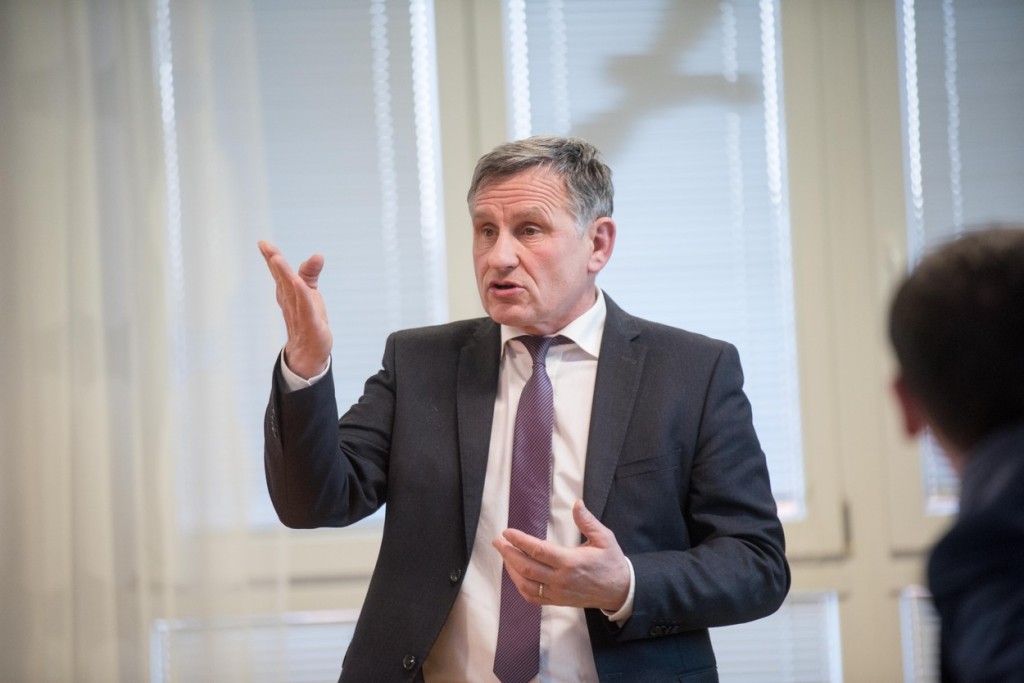 Jiří Čunek volá po plošném zákazu mobilů v celém kraji, nejradši i v Česku