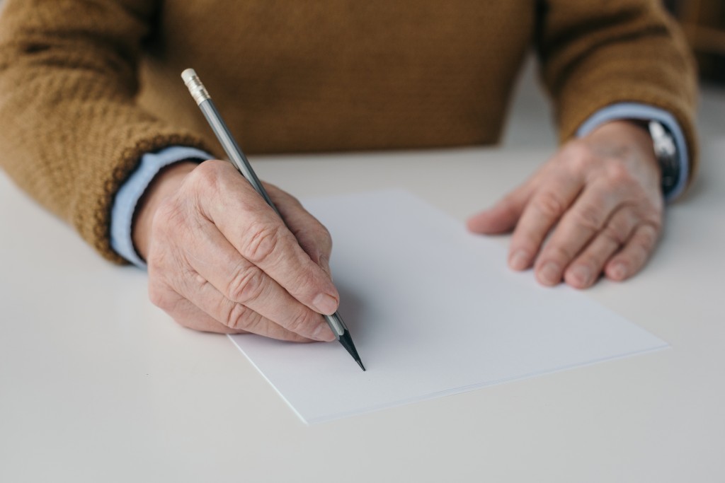 Jedním z příznaků Alzheimerovy choroby může být ztráta schopnosti psát