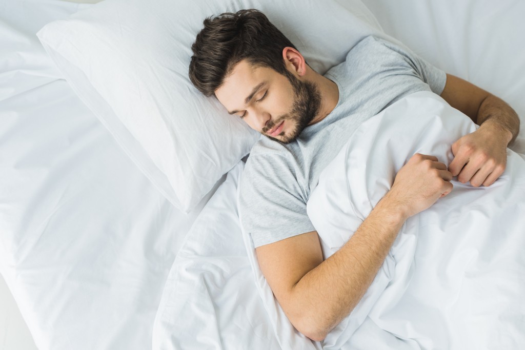 Nejlepší pro prevenci bolesti zad je spánek na zádech, ovšem pozor na matraci a polštář