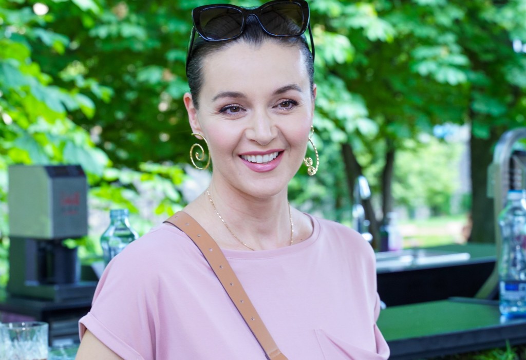 Ve druhém ročníku střední školy se přihlásila do soutěže Miss ČR a stala se první ViceMiss roku 1996