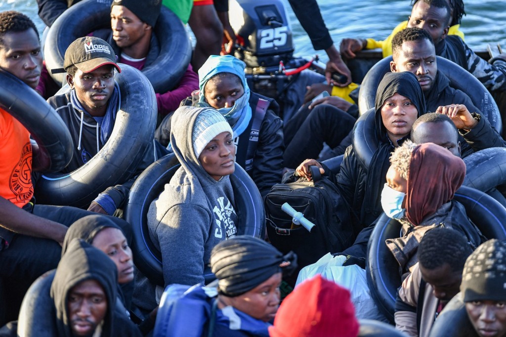 Tito migranti ze subsaharské Afriky v provizorním člunu měli štěstí, zachránili je tuniští záchranáři