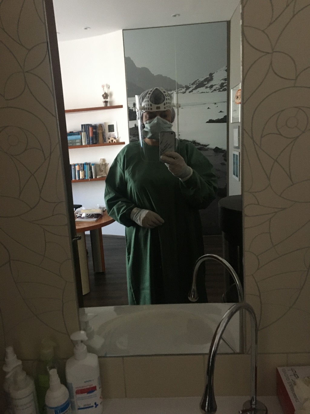 Lékaři jsou na pokraji sil, vláda jim do jejich snahy ještě hází vidle