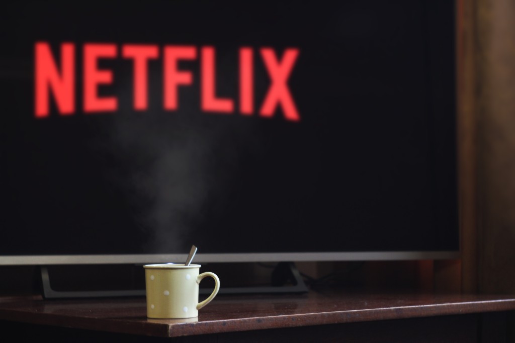 Platforma Netflix stále vykazuje vysoký zisk. Přesto hledá, jak vydělat více