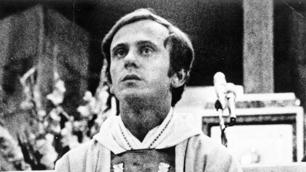 Jerzy Popiełuszko byl polským katolickým duchovním, který zastával protirežimní postoje. Toho stálo život