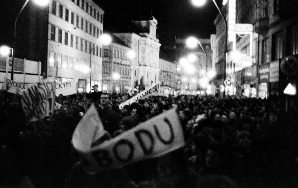 Sametová revoluce nabrala na obrátkách kvůli údajné smrti studenta Martina Šmída
