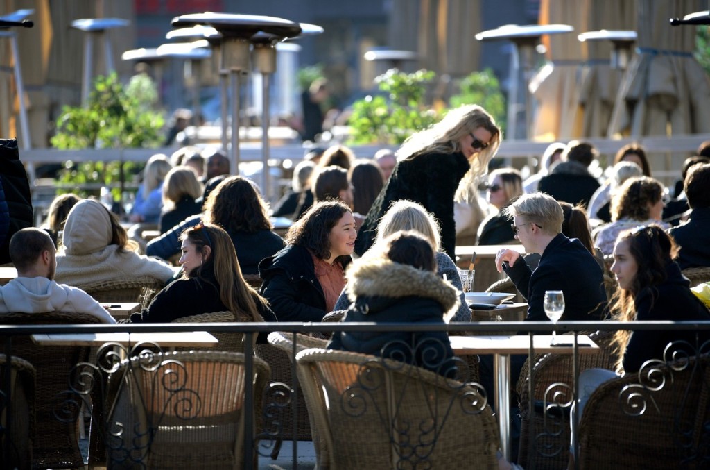 Švédové se ještě na konci března scházeli bezstarostně v otevřených restauracích