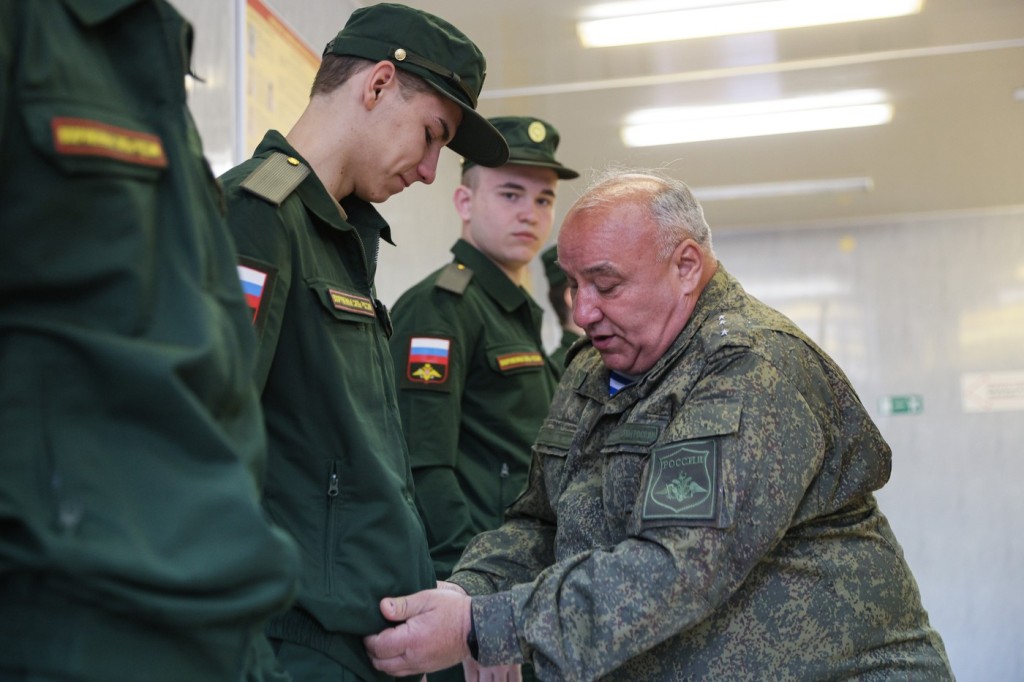Nábor ruských branců. Mnozí na bojišti vydrží minuty, Rusku ale budou scházet jinde