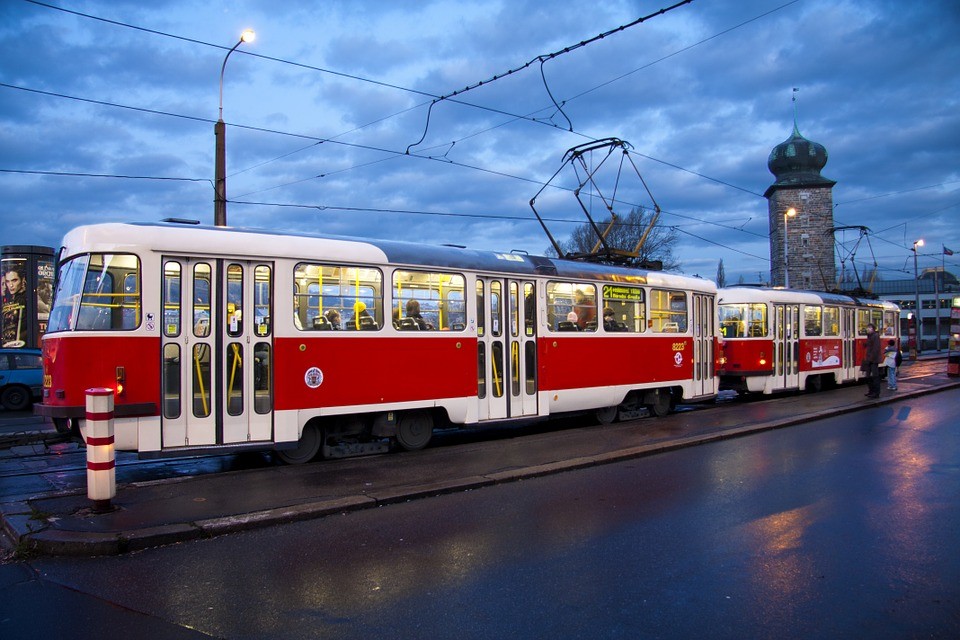 Od půlnoci se do trmvaje nedostanete bez roušky nebo alespoň její náhrady