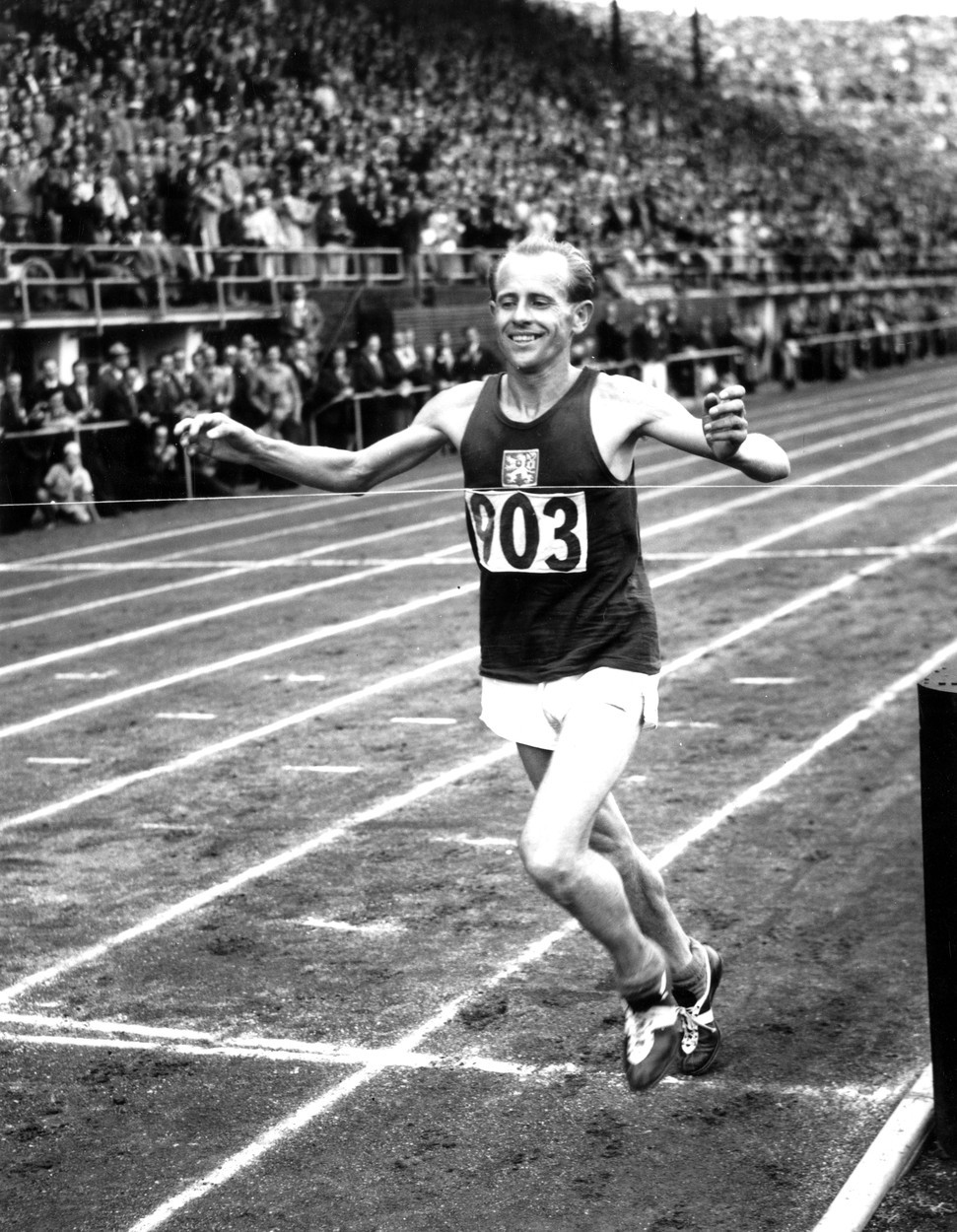 V šestnácti letech začal Emil Zátopek pracovat v Baťově obuvnické továrně ve Zlíně a navštěvoval Baťovy školy