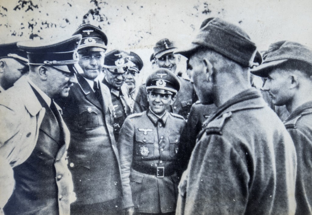 Adolf Hitler před sebevraždou sepsal politickou závěť, kde svým nástupcem určil velkoadmirála Karla Dönitze