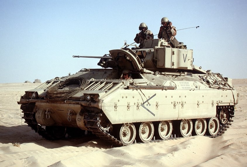 Vozidlo M2A1 Bradley. Tyto zbraňové prostředky dodávají USA Ukrajině