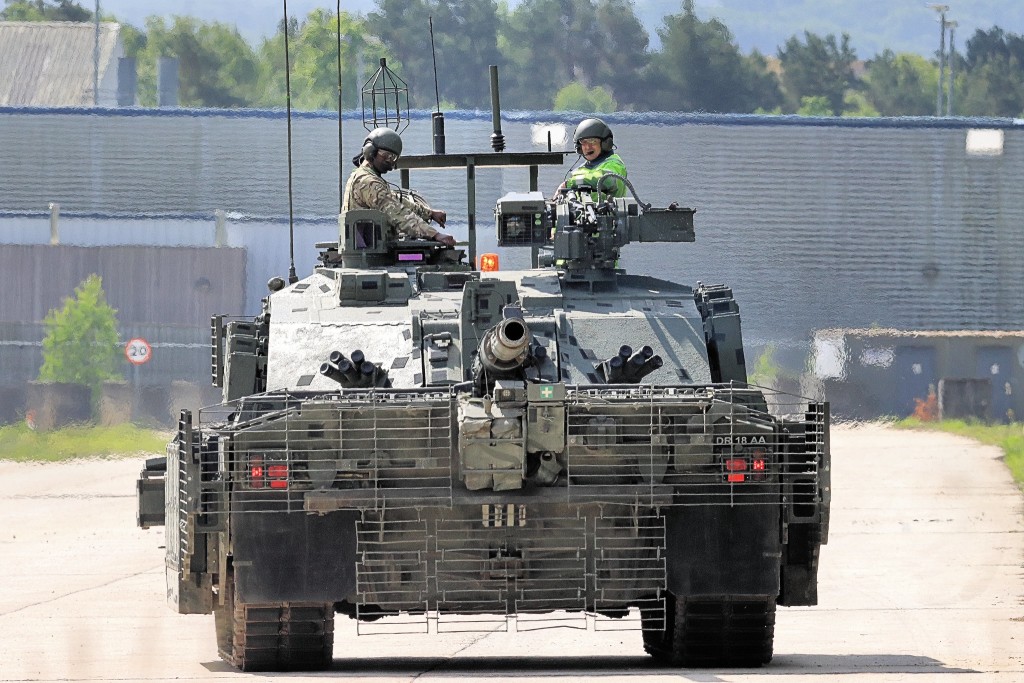 Britský tank Challenger 2 znamená výraznou pomoc ukrajinským obráncům proti ruským okupantům