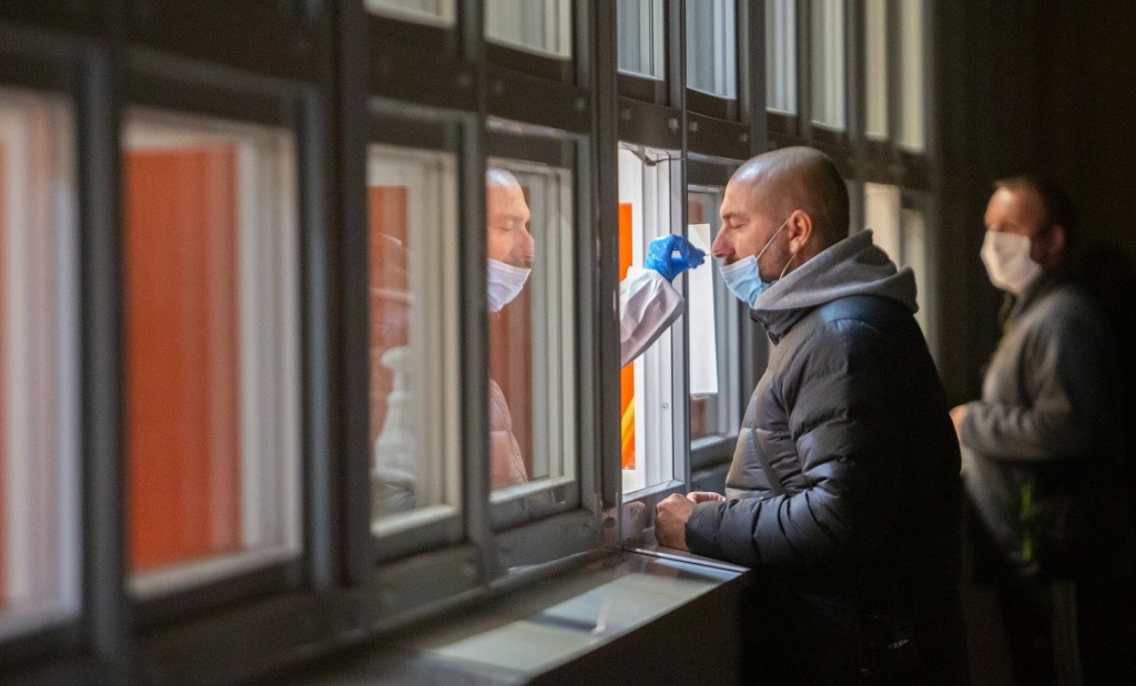 Méně práce na zdravotníky nejspíš nečeká ani v nejbližších dnech, rezervační systémy jsou plné