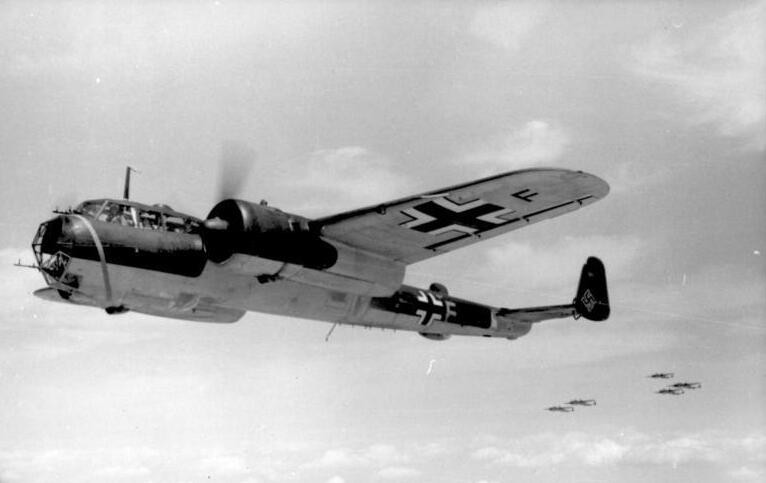 Tři německé bombardéry Dornier Do 17 měly namířeno na Londýn, aby na něj zaútočily. Statečný pilot Ray Holmes to překazil