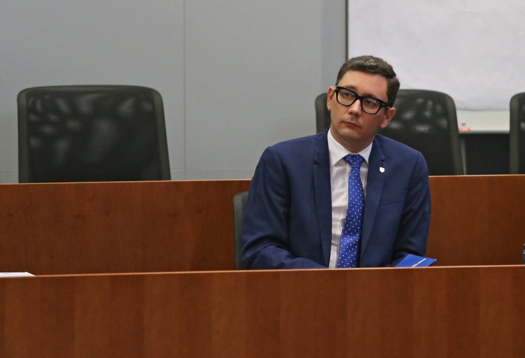 Na oficiálním "hradním" kanálu propaguje Jiří Ovčáček obnaženou paži, vykazující magnetismus. Je to ještě snesitelné? 
