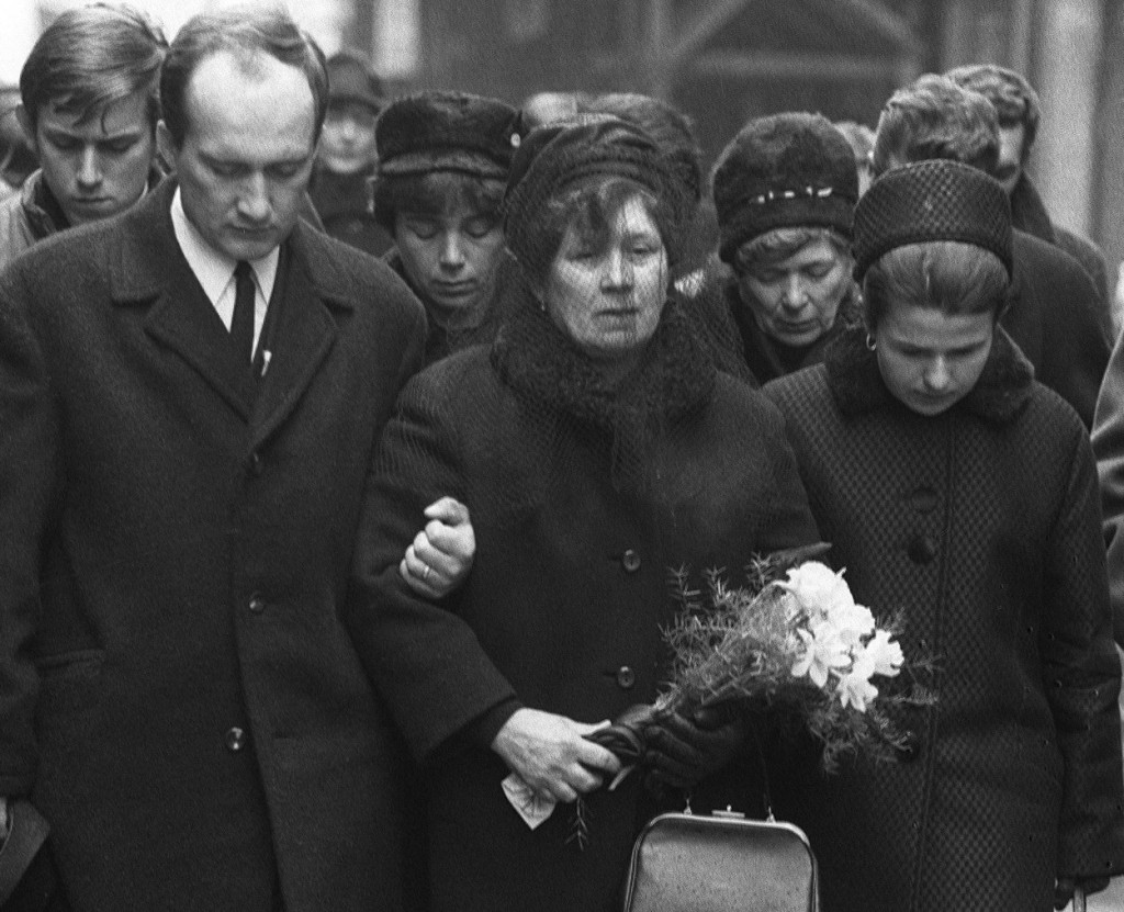 Momentka z pohřbu Jana Palacha, kde za rakví jde jeho matka Libuše