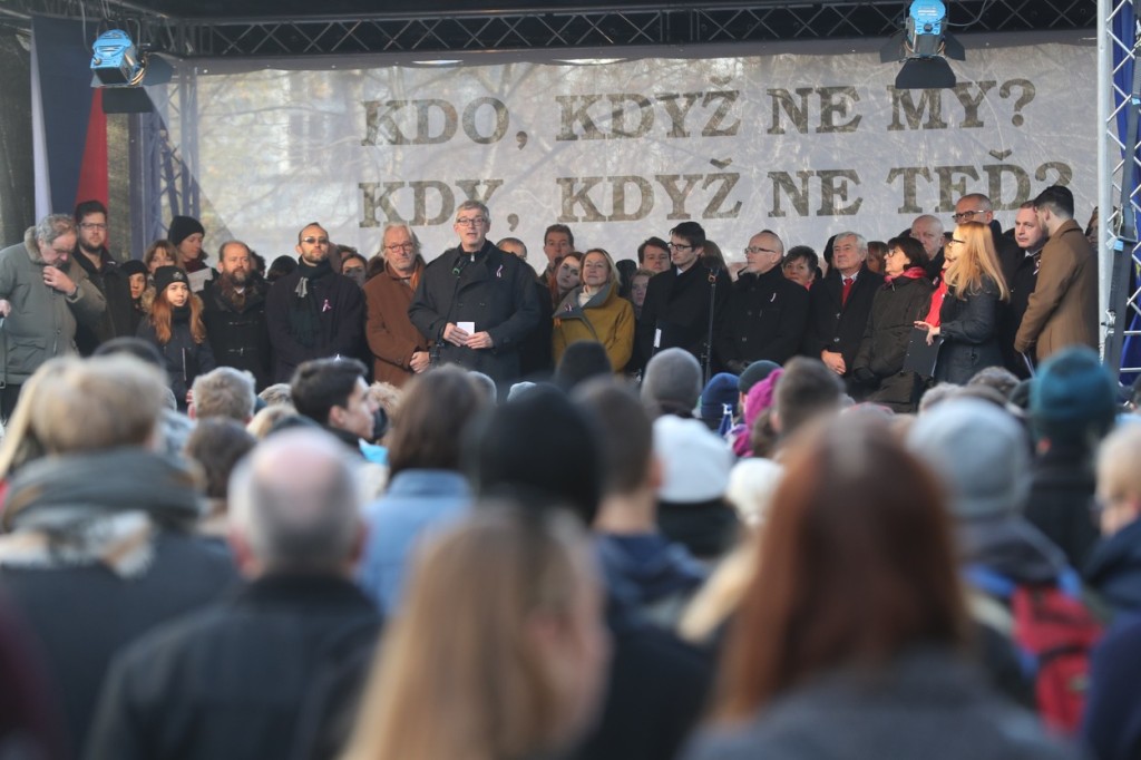 Na shromáždění na Albertově vystoupili zástupci vysokých škol i bývalí studentští vůdci