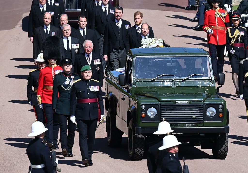 Princové William a Harry při smutečním pochodu na rozloučení s princem Philipem