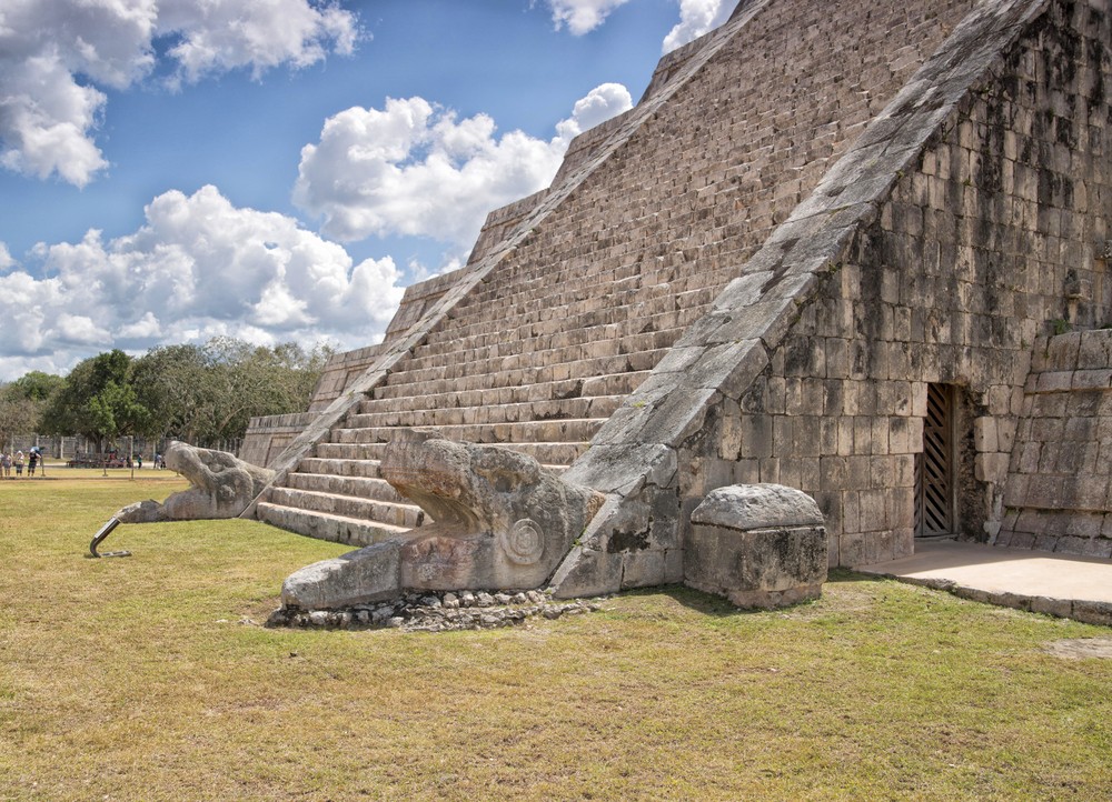 Pyramida Kukulkána (Opeřeného hada) byla Španěly nazývaná El Castillo