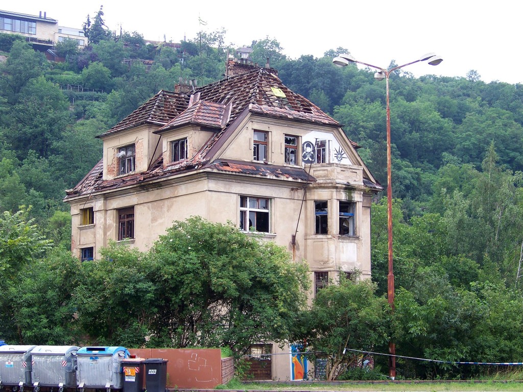 Univerzita se bývalý squat snažila získat několikrát. Nejblíže k tomu měla v roce 2010