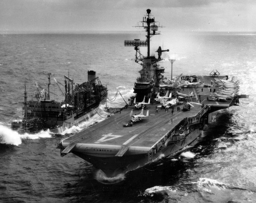 Letadlová loď USS Ticonderoga v roce 1966