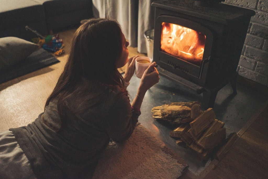Topíte krbovými kamny, nebo si jen přitápíte, abyste ušetřili za energie? Možná vás čeká zákaz