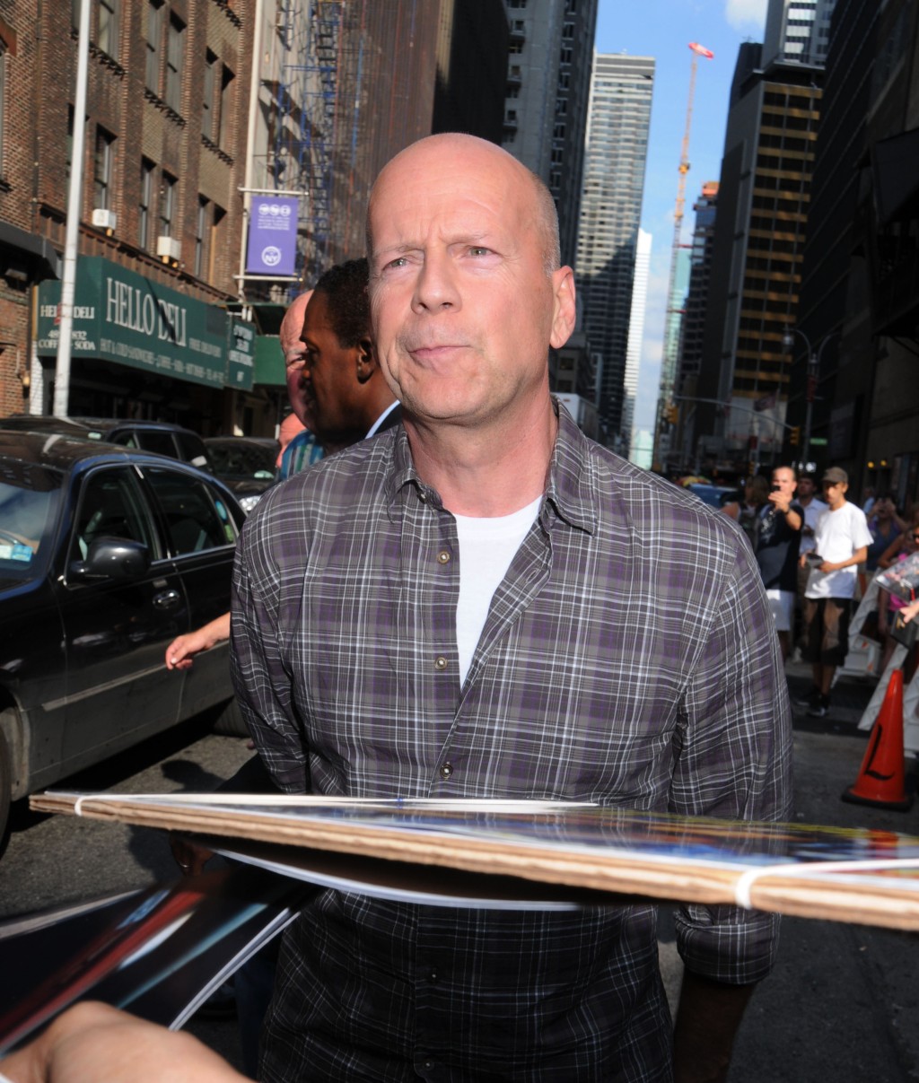 Bruce Willis se koronaviru nebojí, alespoň to dokazuje snímek, který učinil jeden bystrý paparazzi