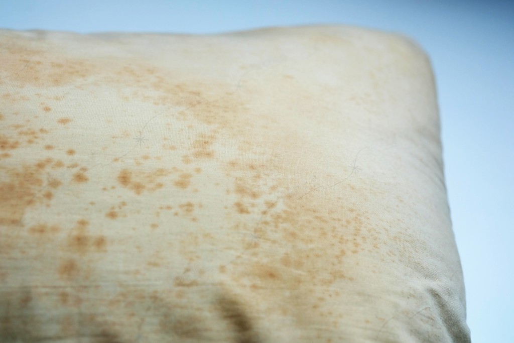Odstranit skvrny na polštářích vám pomůže mimo jiné i jedlá soda
