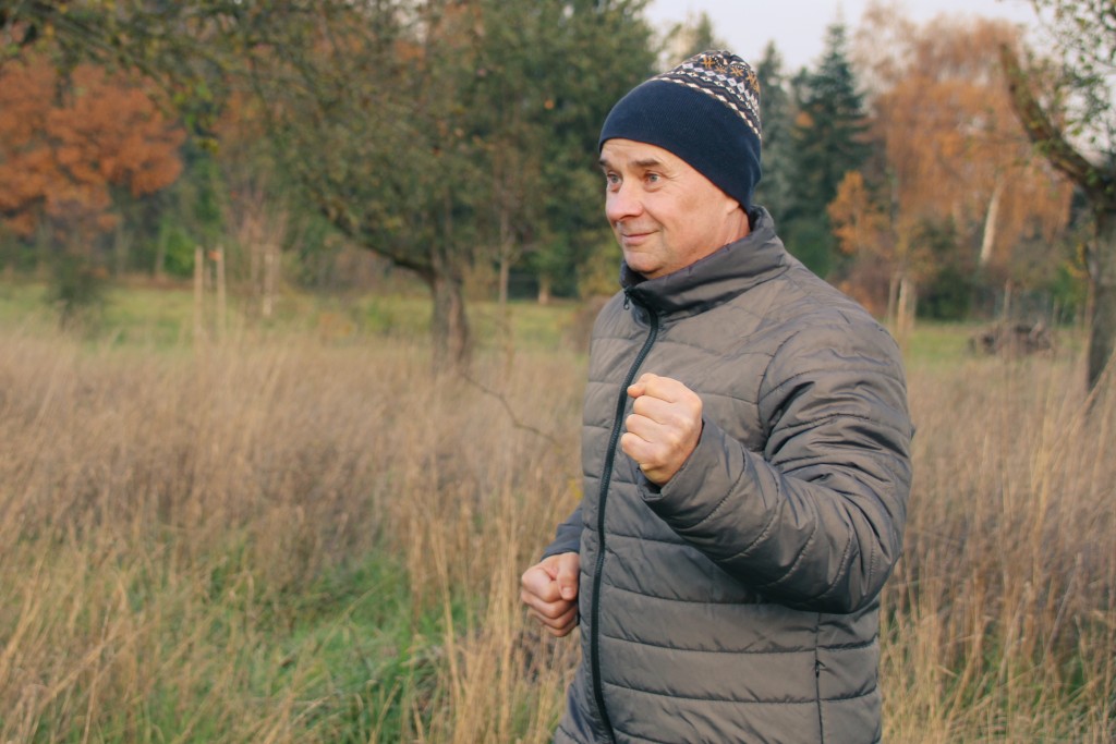 V zimě se před venkovními fyzickými aktivitami nezapomeňte pořádně zateplit, v opačném případě vám mohou spíše uškodit