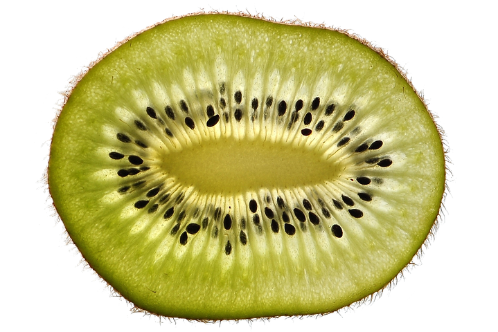 Ne nadarmo se dětem k obědu dává ve škole půlka kiwi