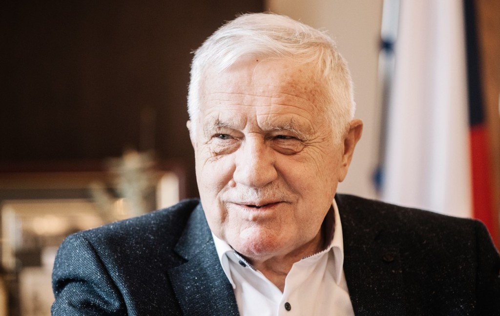 Václav Klaus před vstupem do politiky působil jako bankovní úředník a prognostik, po listopadu 1989 se stal ministrem financí Československa