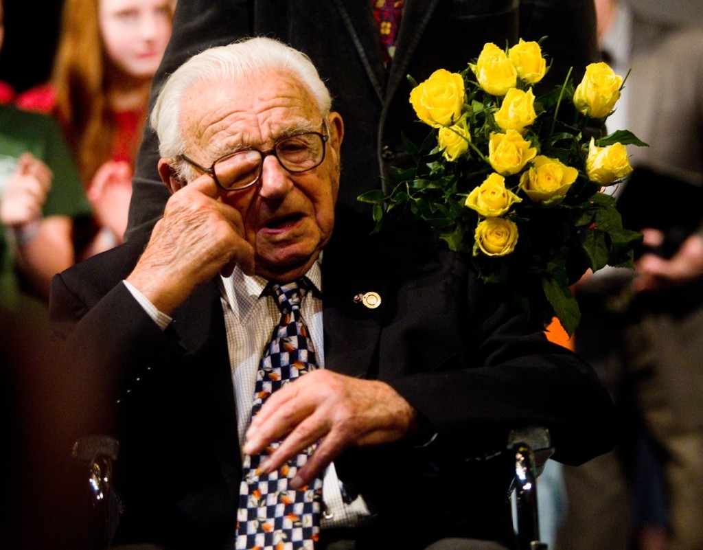Nicholas Winton o svém činu mlčel dlouhých 40 let, až nakonec jeho žena našla jména zachráněných dětí schovaná na půdě