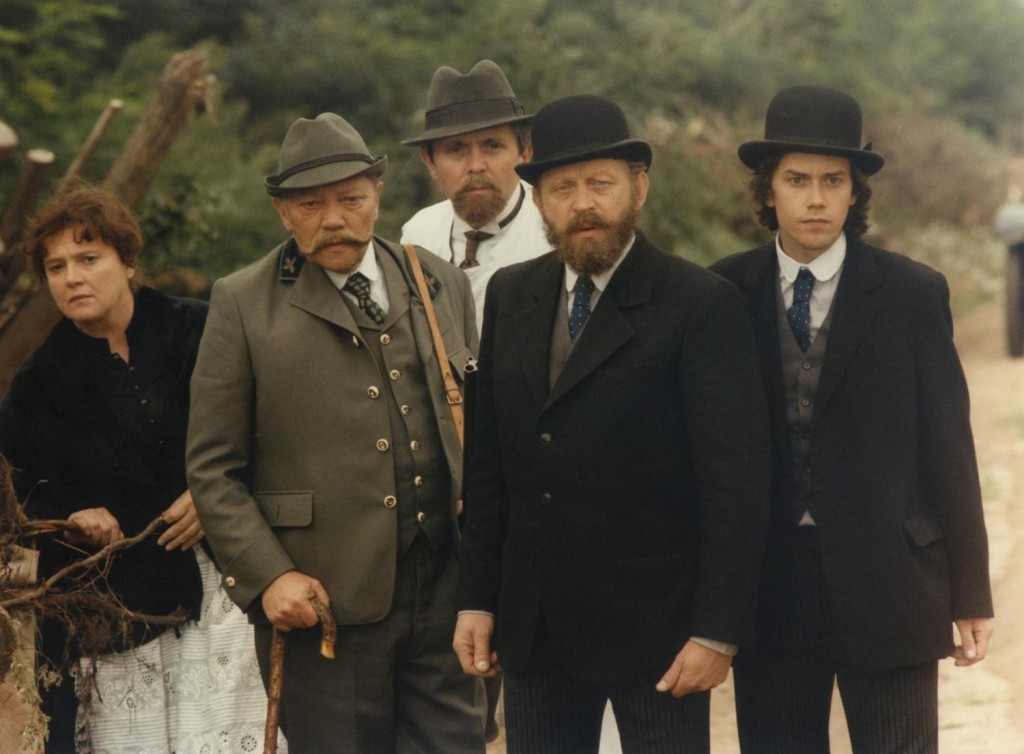 Jiří Zahajský (vpředu) si v ikonickém cimrmanovském filmu Rozpuštěný a vypuštěný zahrál inspektora Trachtu (zde s dalšími vynikajícími herci Rudolfem Hrušínským, Josefem Abrhámem, Blaženou Holišovou a Markem Brodským