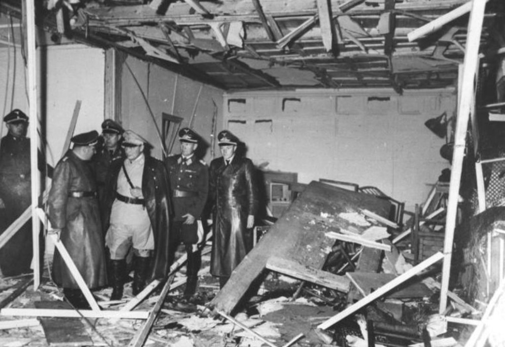 Místnost po atentátu zdemolovaná, ale Hitler jako obvykle přežil