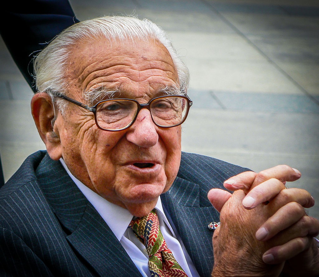 Sir Nicholas Winton zachránil před jistou smrtí stovky dětí