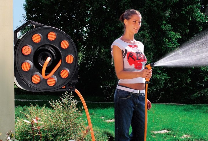 Dešťová voda je pro zalévání přirozenější než tvrdá a ledová voda ze studny nebo upravená pitná voda z vodovodu