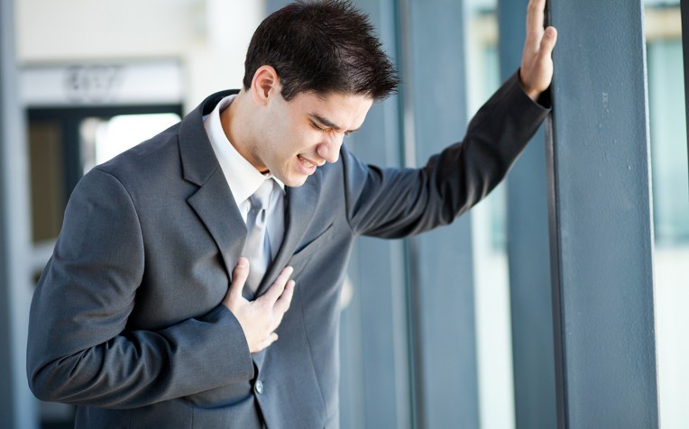 Základní příčinou srdečních obtíží je ukládání cholesterolu do stěny tepny. Postupné zvětšování tukového plátu zužuje její průsvit