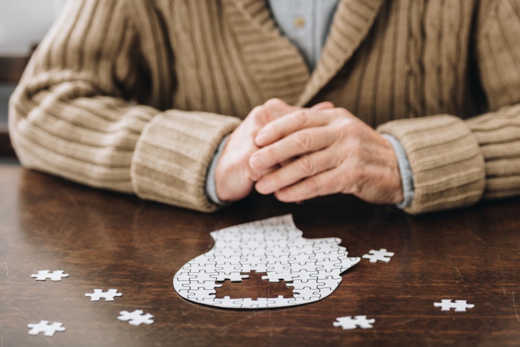 Při prevenci Alzheimerovy choroby je důležité mimo jiné i zůstat mentálně aktivní