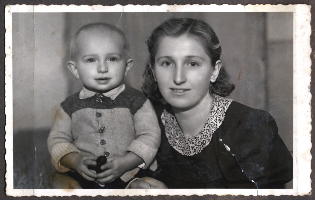 Dvouletá holčička se poznala na černobílé fotografii. Tvrdí, že je její praprababičkou (ilustrační foto)