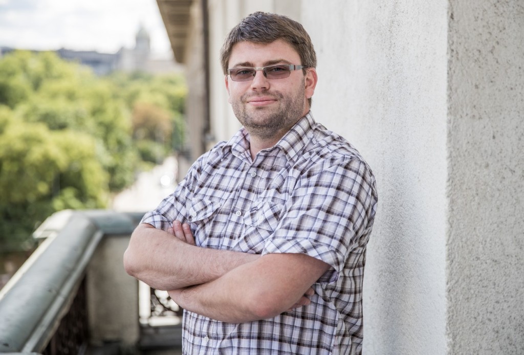 Jan Jakob je ženatý a vychovává čtyři děti. K jeho zálibám patří zahradničení, vaření a uzení domácích specialit