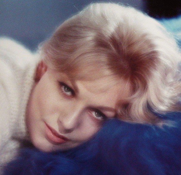 Kim Novak měla český původ a byla opravdu půvabná žena. Její život byl však jeden velký kolotoč. Kromě toho jí osud nedopřál mít děti