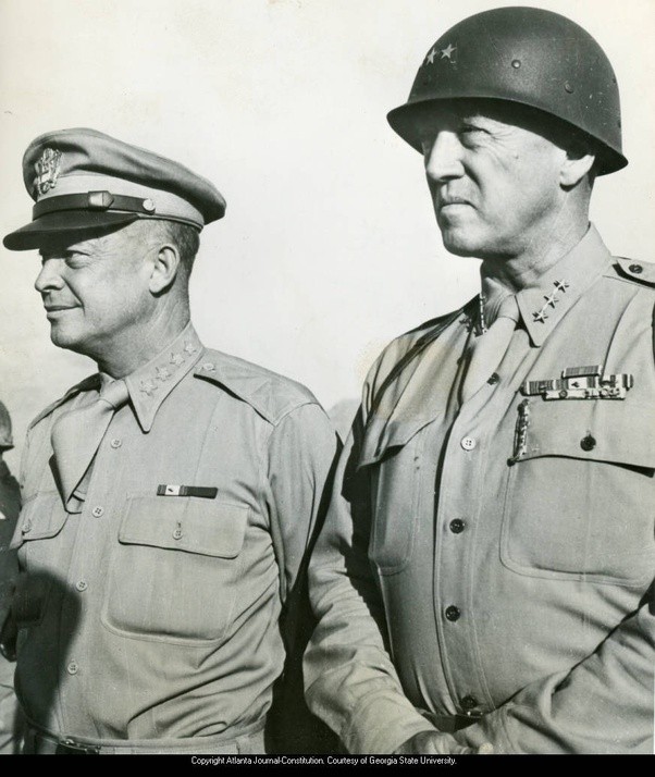 Vrchní velitel Dwight D. Eisenhower a jeho nejznámější generál George S. Patton