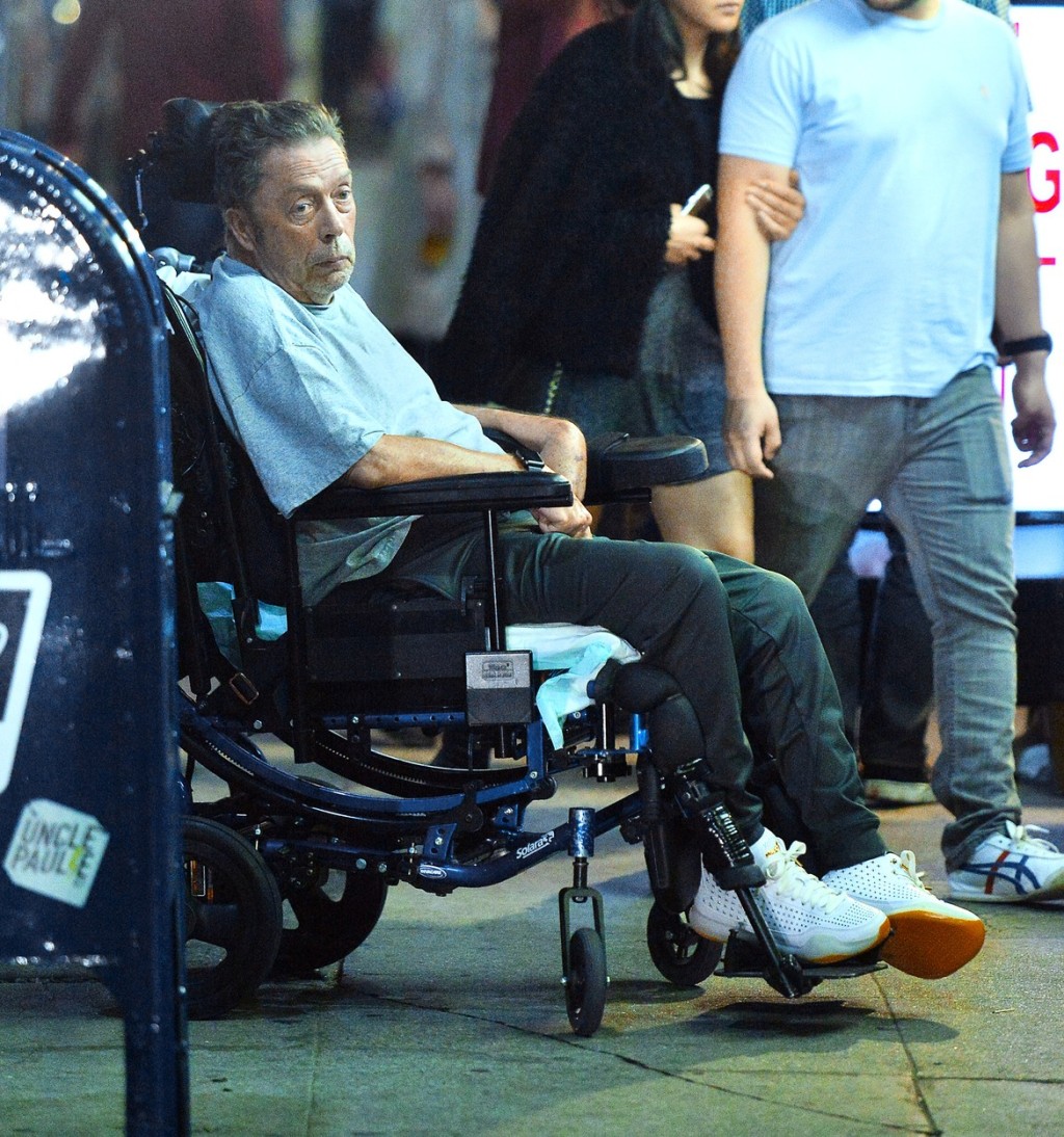 Tim Curry je k nepoznání. Od roku 2012 je připoután k invalidnímu vozíku